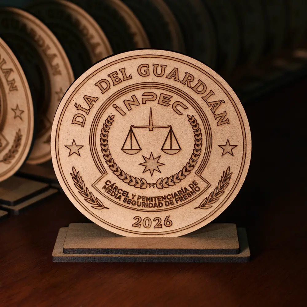 Trofeo en MDF Personalizado con Base | Trazos de Arte Placa trofeo en MDF para homenajes institucionales, docentes y colaboradores de empresas.