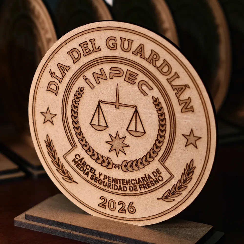 Trofeo en MDF Personalizado con Base | Trazos de Arte Grabado láser de alta precisión sobre trofeo de MDF natural para logotipos e insignias.