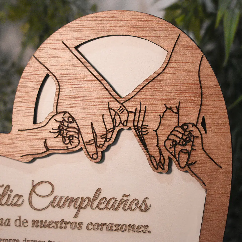 Placa de Madera Personalizada para Escritorio | Trazos de Arte Acercamiento macro a texto personalizado con grabado láser sobre triplex de okume blanco.