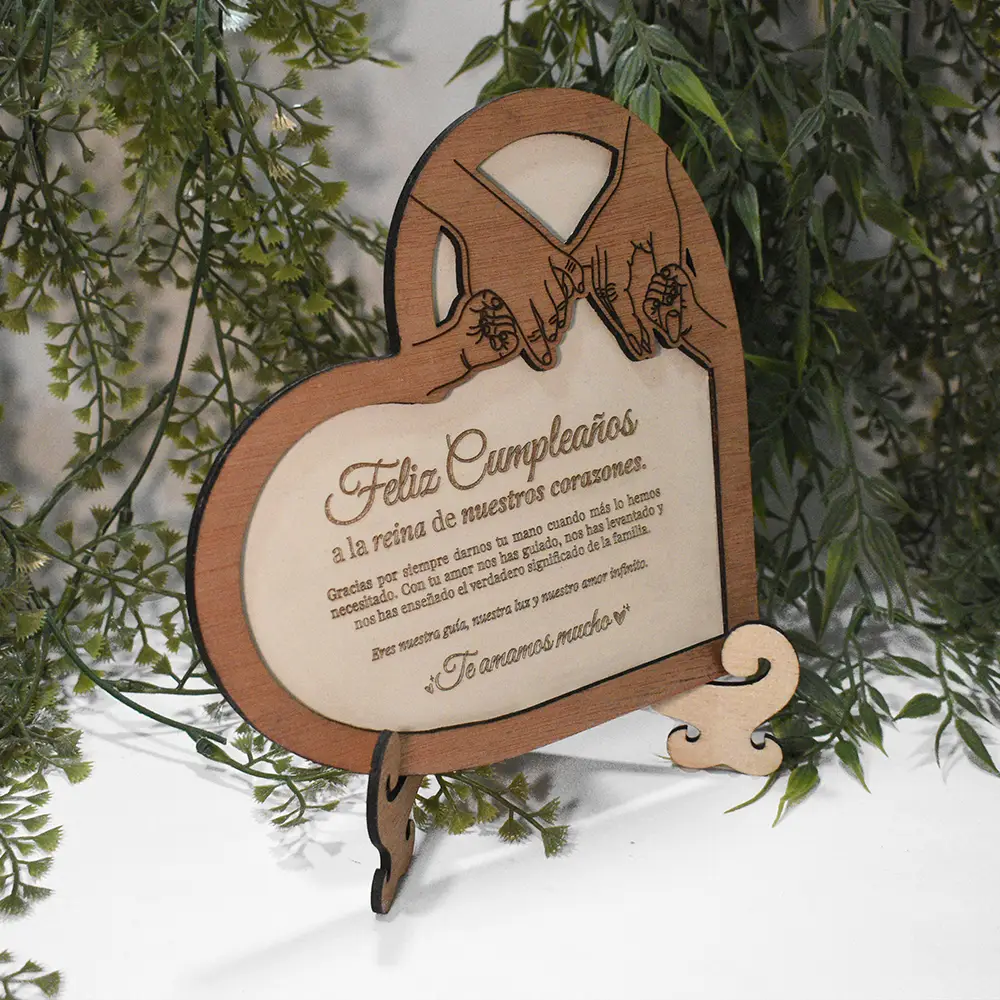 Placa de Madera Personalizada para Escritorio | Trazos de Arte Placa conmemorativa de madera con grabado láser en perspectiva de tres cuartos.