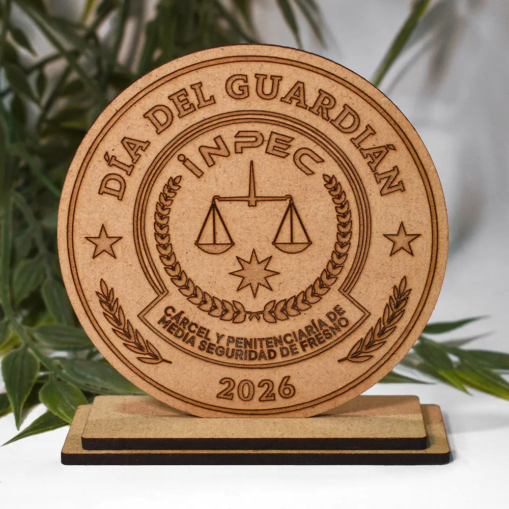 Trofeo en MDF Personalizado con Base | Trazos de Arte Premios y reconocimientos empresariales en MDF de 3 mm personalizados para eventos corporativos.