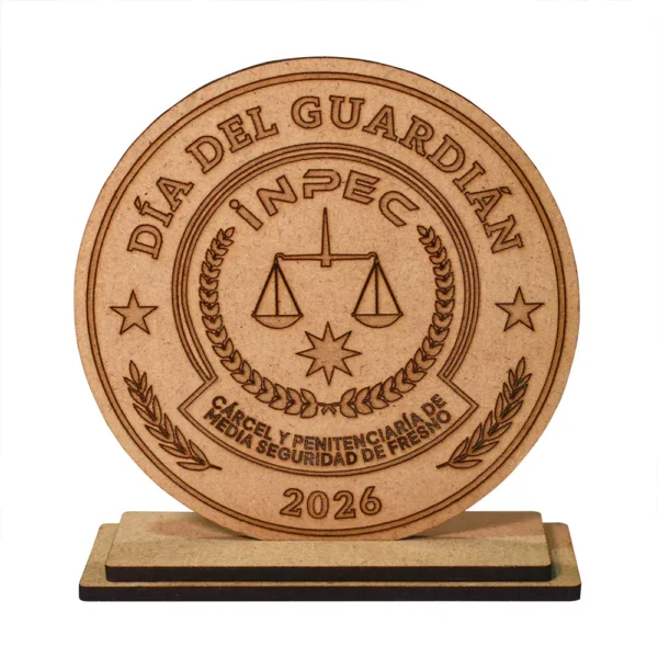 Trofeo en MDF personalizado con base y grabado láser de logotipos e identificaciones.
