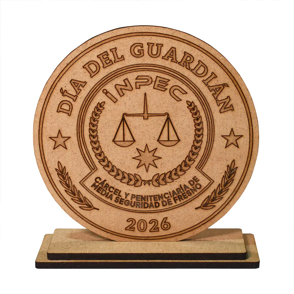 Trofeo en MDF Personalizado con Base | Trazos de Arte Trofeo en MDF personalizado con base y grabado láser de logotipos e identificaciones.